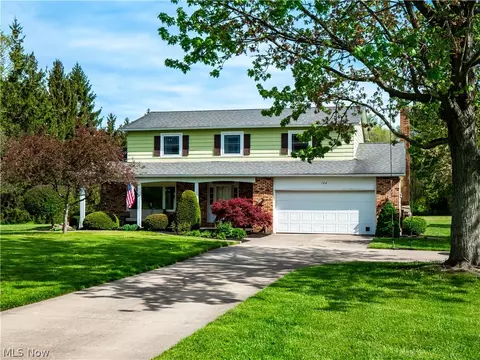 104 Country Pl, Grafton, OH 44044