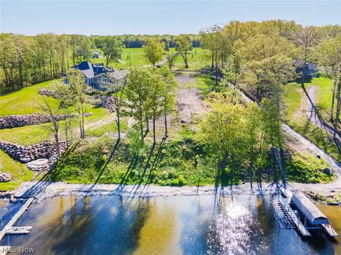 2774 SE River Rd, Lake Milton, OH 44429