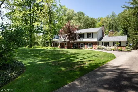 8122 Westhill Dr, Chagrin Falls, OH 44023