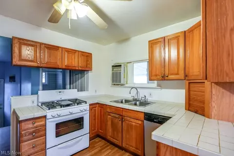 Kitchen - 1067 Dayton St, Akron, OH 44310 photo 4 of 5