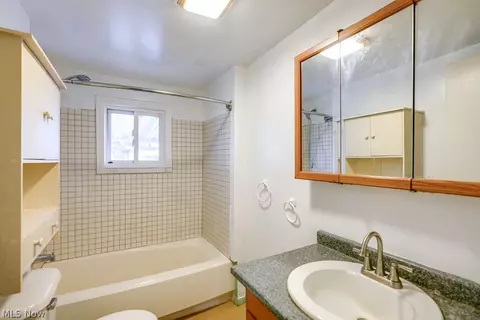 Bath - 1067 Dayton St, Akron, OH 44310 photo 1 of 2
