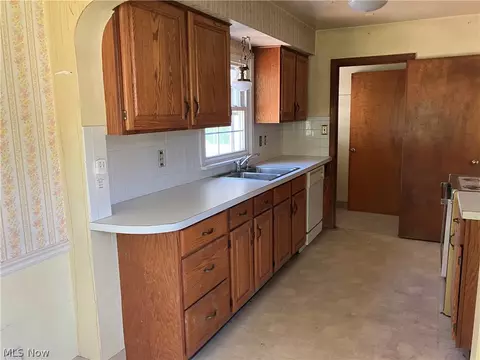 Kitchen - 1945 Killian Rd, Akron, OH 44312 photo 1 of 2