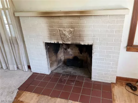 Living - 1945 Killian Rd, Akron, OH 44312 photo 2 of 5