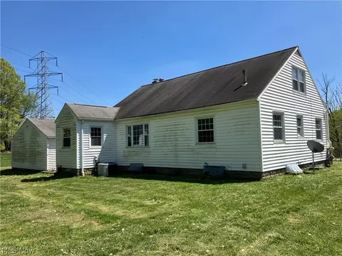 Exterior - 1945 Killian Rd, Akron, OH 44312 photo 5 of 9