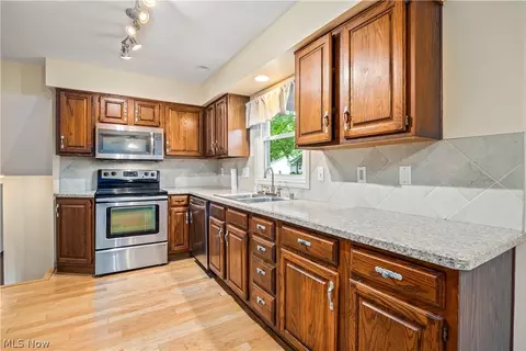 959 Bennett Dr, Elyria, OH 44035 photo 13