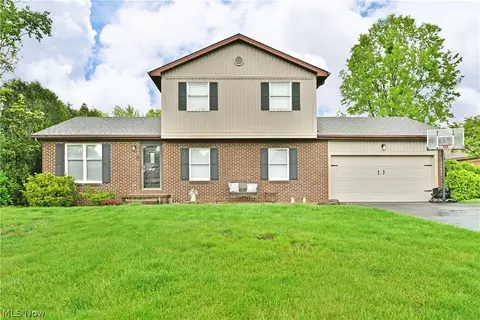 38 Mohican Dr, Girard, OH 44420