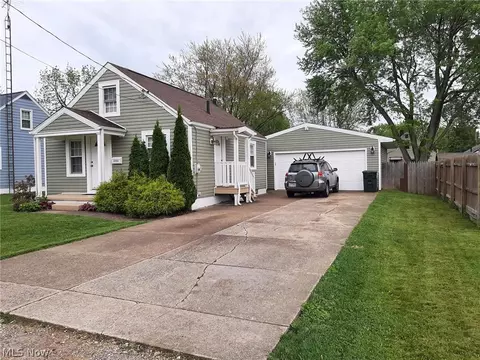 2242 22nd St NE, Canton, OH 44705