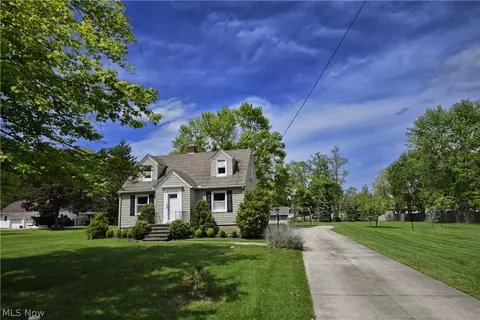715 Mapleview Dr, Seven Hills, OH 44131 photo 2
