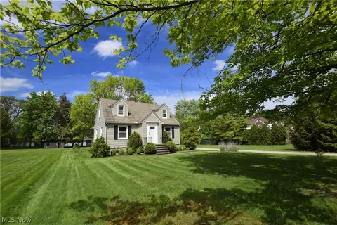 715 Mapleview Dr, Seven Hills, OH 44131 photo 3