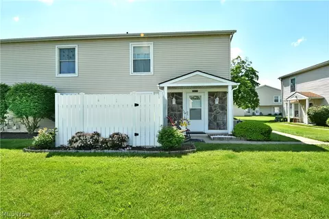 2812 Ivy Hill Cir #B, Cortland, OH 44410