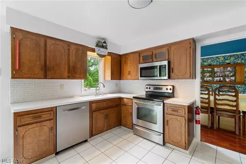 Kitchen - 32900 Ledge Hill Dr, Solon, OH 44139 photo 3 of 4