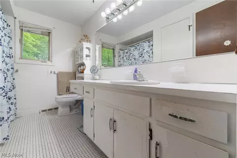 Bath - 32900 Ledge Hill Dr, Solon, OH 44139 photo 2 of 3