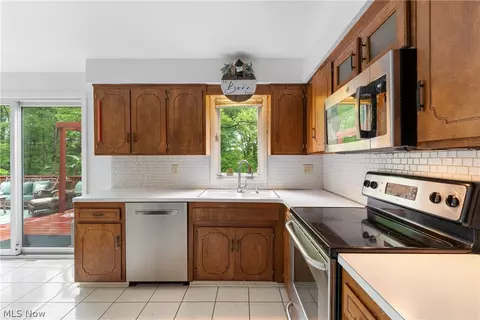 Kitchen - 32900 Ledge Hill Dr, Solon, OH 44139 photo 2 of 4