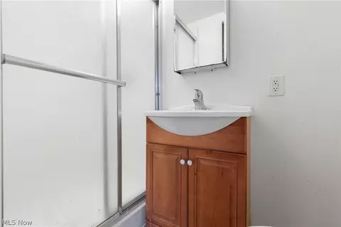 Bath - 32900 Ledge Hill Dr, Solon, OH 44139 photo 3 of 3