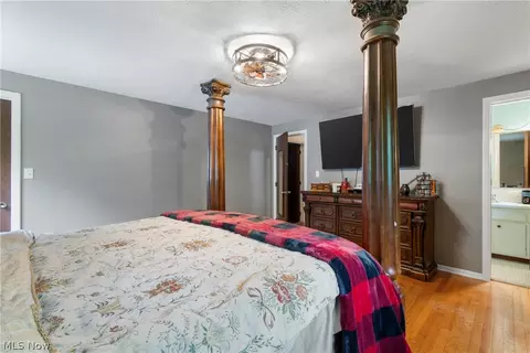 Bedroom - 32900 Ledge Hill Dr, Solon, OH 44139 photo 2 of 7