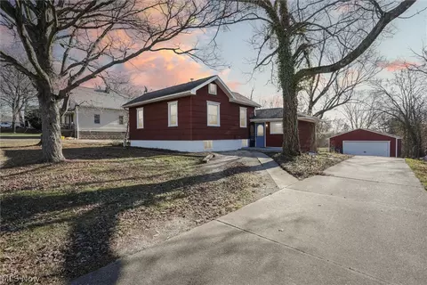 1084 Emmitt Rd, Akron, OH 44306