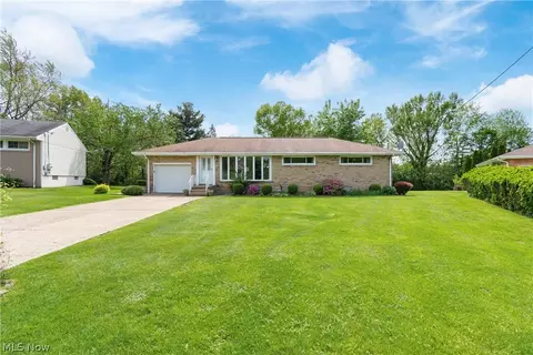 5617 Thunderbird Cir NW, North Canton, OH 44720