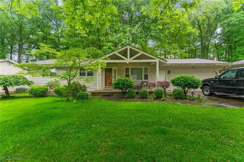 204 Eastwood Dr, New Middletown, OH 44442