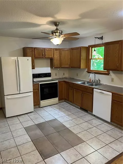 Kitchen - 8 Apache Trl, Malvern, OH 44644 photo 1 of 4