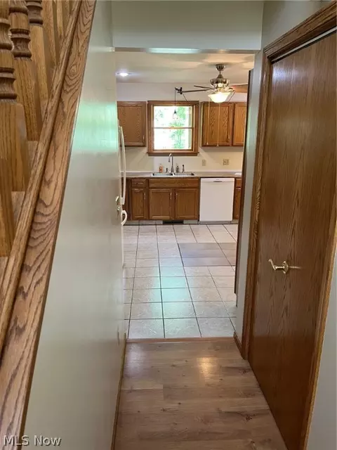 Entry Way - 8 Apache Trl, Malvern, OH 44644 photo 3 of 4