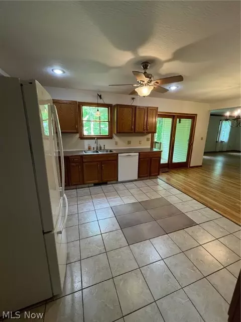 Kitchen - 8 Apache Trl, Malvern, OH 44644 photo 4 of 4