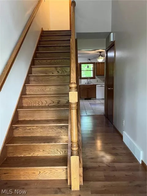 Entry Way - 8 Apache Trl, Malvern, OH 44644 photo 1 of 4