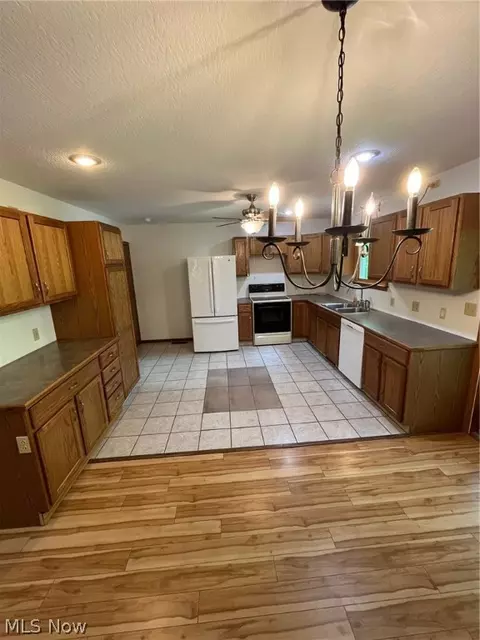 Kitchen - 8 Apache Trl, Malvern, OH 44644 photo 2 of 4