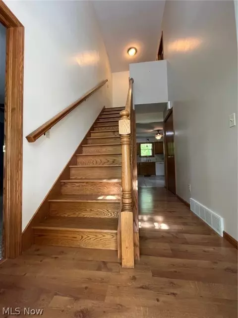 Entry Way - 8 Apache Trl, Malvern, OH 44644 photo 2 of 4