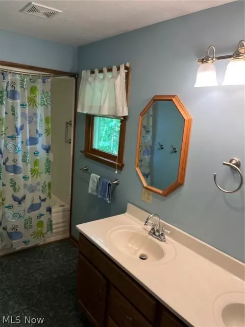 Bath - 8 Apache Trl, Malvern, OH 44644 photo 1 of 5