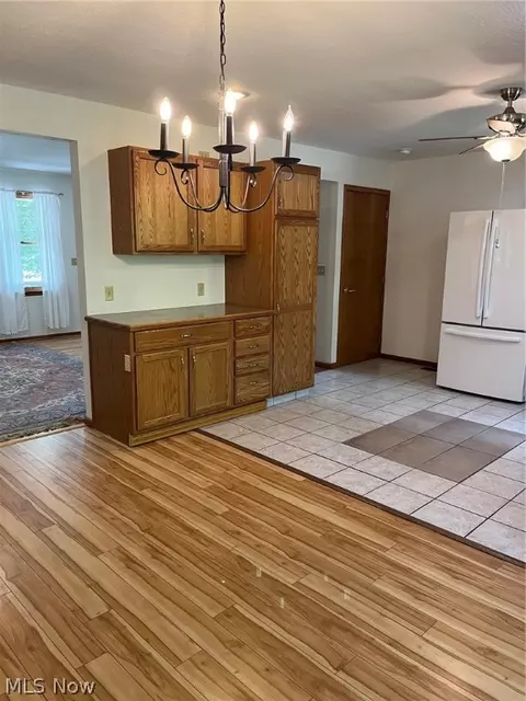 Kitchen - 8 Apache Trl, Malvern, OH 44644 photo 3 of 4