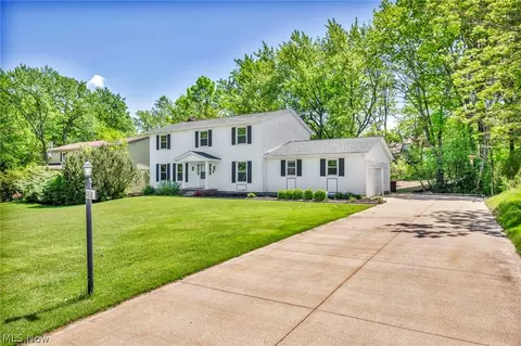 4056 Lake Park Dr, Brecksville, OH 44141