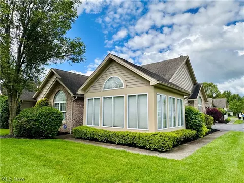 1103 Willow Brook Dr NE, Warren, OH 44483