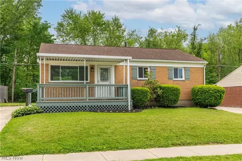 2440 Cathy Dr NE, Canton, OH 44705