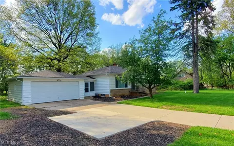 6384 Fernhurst Ave, Parma Heights, OH 44130