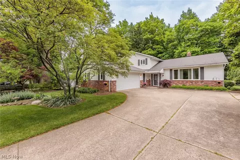 605 Gloucester Dr, Highland Heights, OH 44143