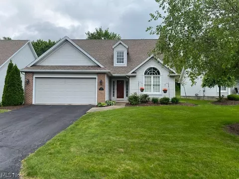 30 Lake Pointe Cir, Canfield, OH 44406