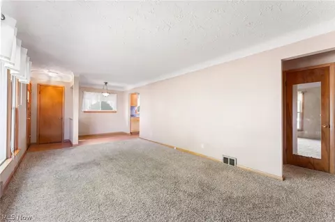 30104 Barjode Rd, Willowick, OH 44095 photo 4