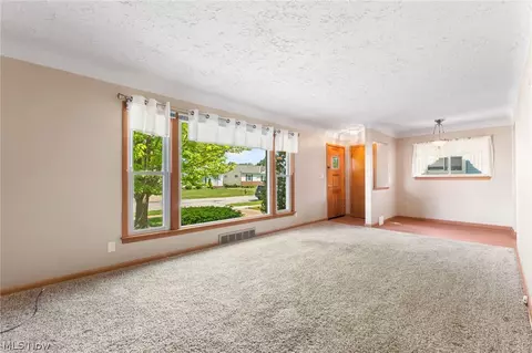 30104 Barjode Rd, Willowick, OH 44095 photo 2