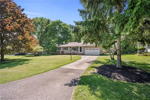 8194 Craig Ln, Broadview Heights, OH 44147