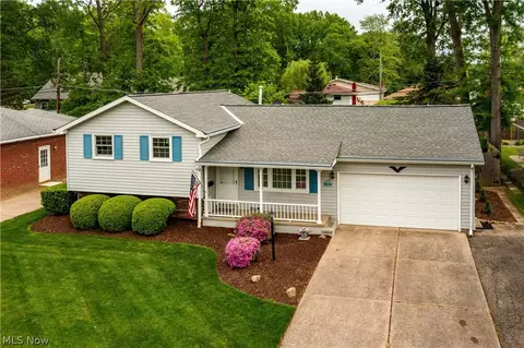 5205 7 Pines Dr, Lorain, OH 44053