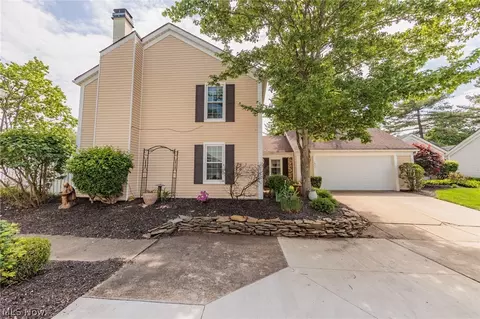 16481 Weymouth Ln, Strongsville, OH 44136