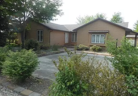 768 Greenville Rd NW, Bristolville, OH 44402