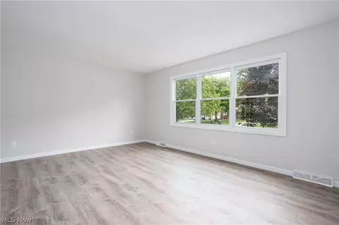 Living - 469 Wolf Ave, Wadsworth, OH 44281 photo 2 of 7