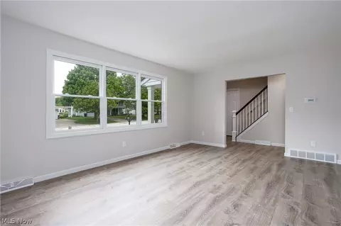 Living - 469 Wolf Ave, Wadsworth, OH 44281 photo 4 of 7