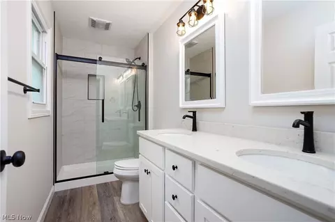 Bath - 469 Wolf Ave, Wadsworth, OH 44281 photo 2 of 4