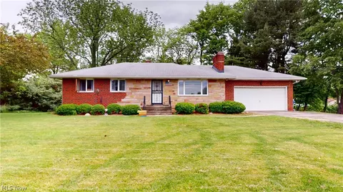 825 Swartz Rd, Akron, OH 44319