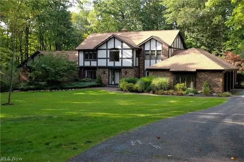 10554 Hemlock Ridge Dr, Chardon, OH 44024