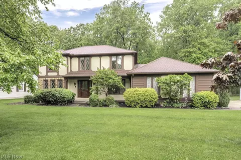 330 Greenbriar Dr, Avon Lake, OH 44012