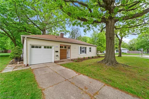 6574 Aylesworth Dr, Parma Heights, OH 44130