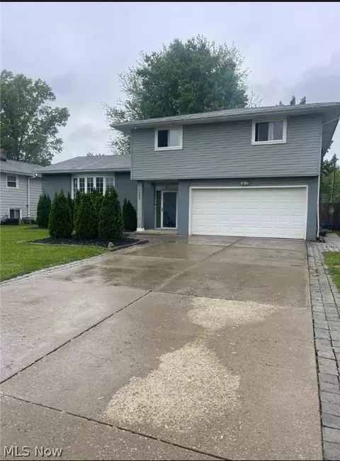 5888 Park Ridge Dr, North Olmsted, OH 44070